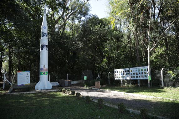 Sequoia cultivada a partir de sementes levadas pela missão Apollo XIV foi plantada em 13 de agosto de 1981 no Parque de Exposições Alfredo Leandro Carlson.
