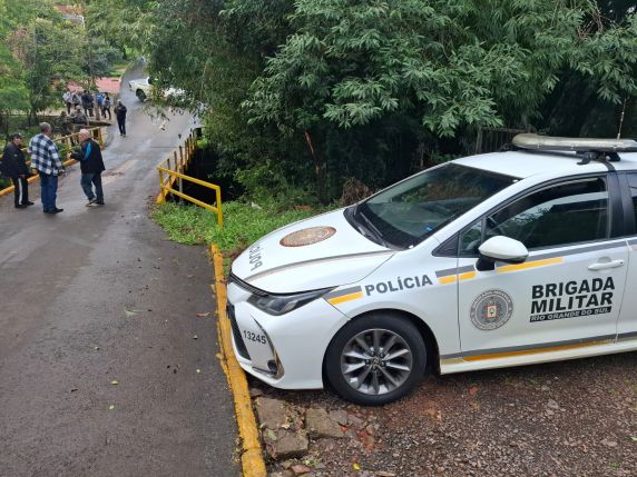 CrossFox cai em riacho após condutora perder o controle em Ijuí - foto 2