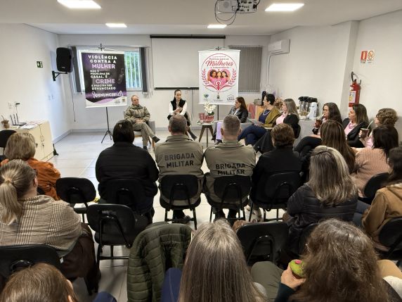 Abertura foi marcada por roda de conversa com participação de representantes da rede de proteção e enfrentamento à violência contra a mulher