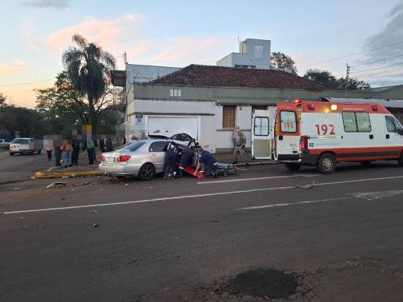 Colisão entre um Toyota Corolla e um carro elétrico ocorreu no cruzamento das ruas Dr. Pestana e Sergipe, no final da tarde desta quinta-feira (13).