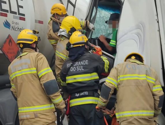 Acidente ocorreu entre Concórdia e Erechim; vítima foi resgatada sem ferimentos graves e neblina pode ter contribuído para a colisão