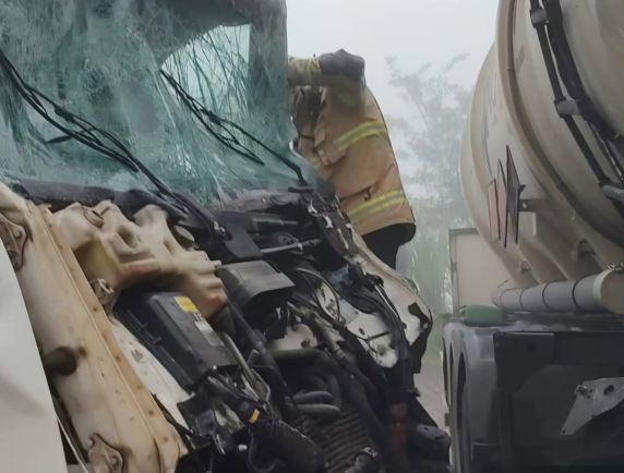 Colisão entre carreta e caminhão deixa motorista preso às ferragens na BR-153 - foto 2