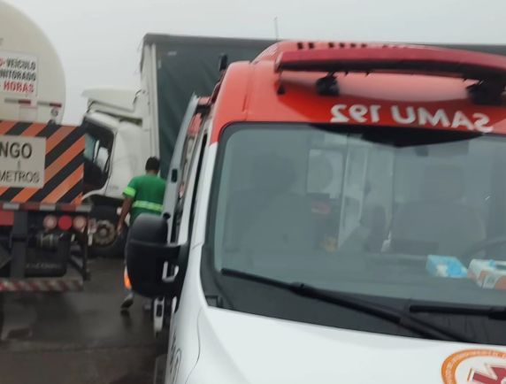 Colisão entre carreta e caminhão deixa motorista preso às ferragens na BR-153 - foto 5