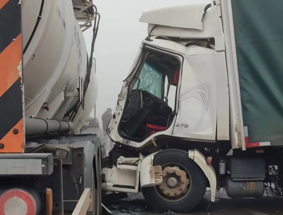 Colisão entre carreta e caminhão deixa motorista preso às ferragens na BR-153 - foto 3