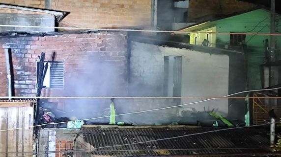 Vítimas sofreram queimaduras e foram atendidas pelo Samu; bombeiros utilizaram cerca de 10 mil litros de água no combate às chamas