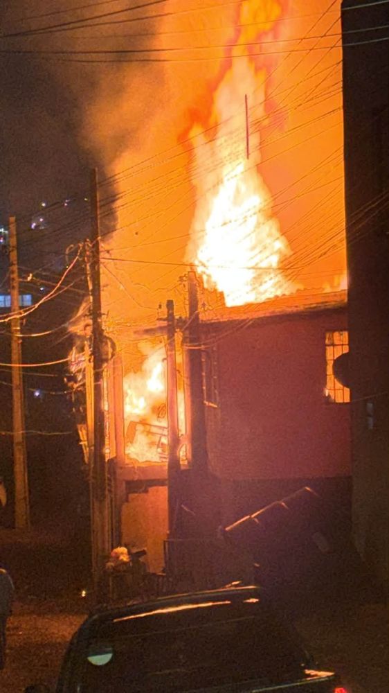Incêndio destrói residência e deixa duas pessoas feridas em Chapecó - foto 2
