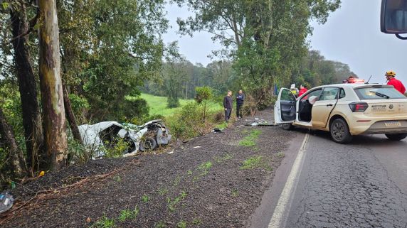 Colisão ocorreu entre Marau e Passo Fundo, na localidade de São Luiz da Mortandade; uma gestante ficou presa na Fiorino e precisou ser retirada pelas equipes de resgate.