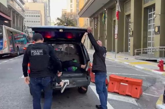 Investigado, que não teve nome divulgado, é morador de Balneário Camboriú, em Santa Catarina, e seria dono de uma das instituições financeiras alvo da polícia