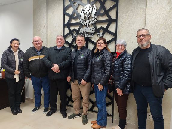 Apae de Três de Maio homenageia advogados voluntários pelo trabalho dedicado à garantia de direitos e ao apoio às famílias atendidas pela instituição.