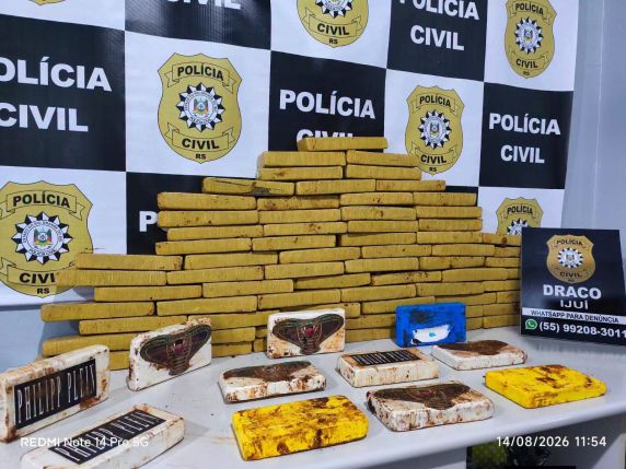 Entorpecentes estavam escondidos em três tambores; apreensão, segundo a investigação, representa prejuízo de cerca de R$ 1 milhão ao crime organizado.