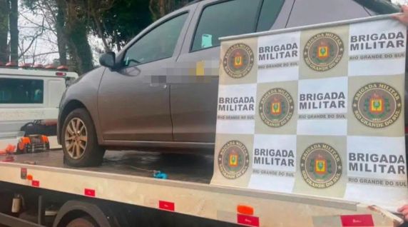 Suspeitos foram flagrados arremessando entorpecentes para o interior do Presídio Regional; ação resultou na apreensão de 97 porções de maconha e seis de cocaína