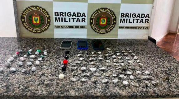 Suspeitos foram flagrados arremessando entorpecentes para o interior do Presídio Regional; ação resultou na apreensão de 97 porções de maconha e seis de cocaína