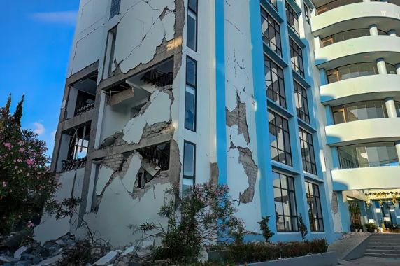 O epicentro do tremor foi localizado a 68 quilômetros da cidade de Ende e deixou ao menos dois mortos