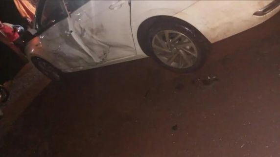 Colisão entre carro e motocicleta ocorreu na noite desta sexta-feira (14); vítima foi encaminhada ao hospital e trânsito ficou parcialmente bloqueado