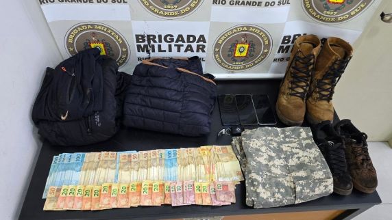 Brigada Militar apreendeu dinheiro, celulares, roupas usadas no crime, um carro e recuperou a motocicleta utilizada na ação; terceiro suspeito segue sendo procurado.