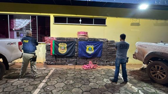 Agentes interceptaram dois veículos durante a madrugada e prenderam dois homens em flagrante.