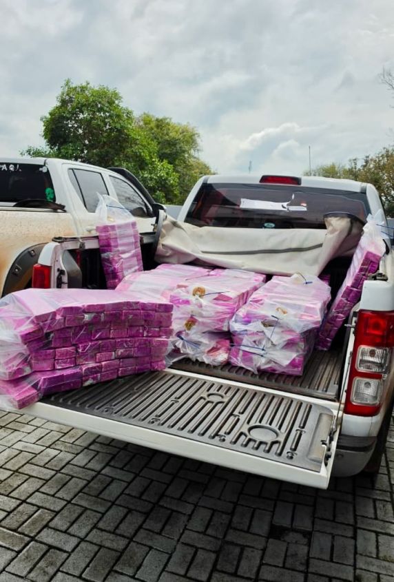 Agentes interceptaram dois veículos durante a madrugada e prenderam dois homens em flagrante.