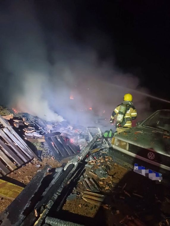 Incêndio destrói residência no interior de Esperança do Sul durante a madrugada - foto 3