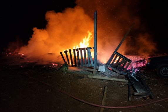 Residência estava vazia no momento do incêndio; veículo estacionado ao lado também foi parcialmente atingido pelas chamas. Ninguém ficou ferido.