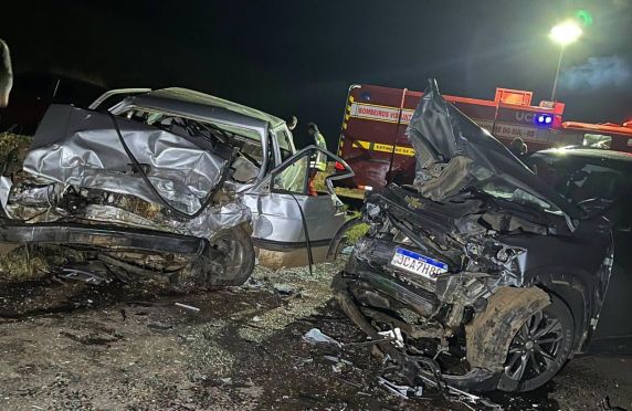 Acidente envolveu um Volkswagen Voyage e uma Chevrolet Tracker; uma terceira vítima foi transferida para Passo Fundo
