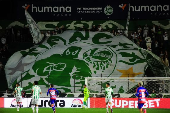 Em jogo truncado e com poucas chances criadas, equipe alviverde teve mais volume de jogo, só que não conseguiu balançar as redes