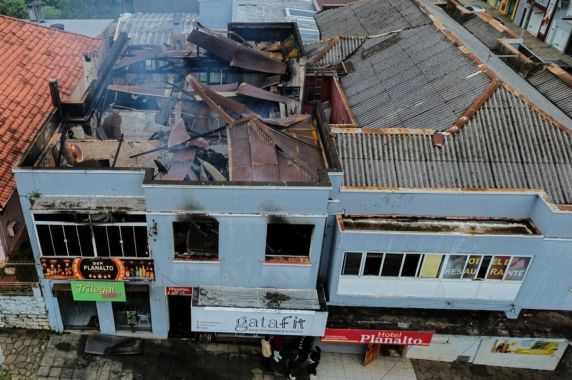 Ele foi localizado em um café na cidade; caso aconteceu na madrugada de quinta-feira (13) e deixou uma mulher ferida em estado grave
