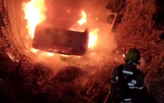 Volkswagen Amarok saiu da pista, caiu em um barranco e foi atingida pelas chamas após colisão com um Fiat Palio; ninguém ficou ferido.