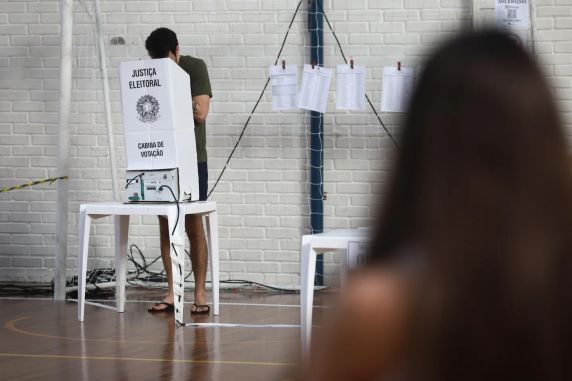 Entre 2010 e 2026, o percentual de jovens eleitores caiu de 18,2% para apenas 12,5% do total