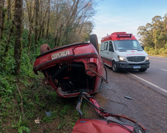 Acidente deixou duas pessoas feridas na manhã deste domingo (16), em Palmeira das Missões; uma delas foi socorrida em estado grave