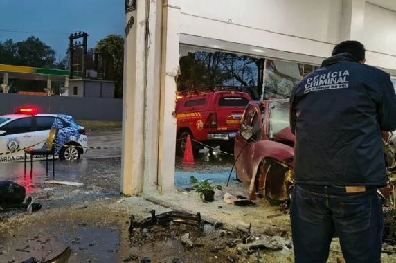Colisão aconteceu após veículo passar por uma rotatória no bairro Getúlio Vargas