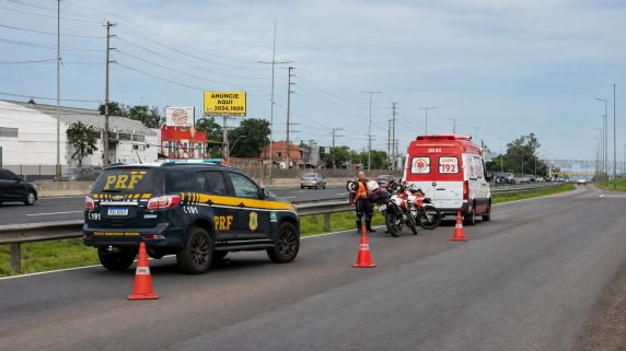 Acidente ocorreu na tarde de domingo (16), no sentido Porto Alegre; identidade da vítima ainda não foi divulgada