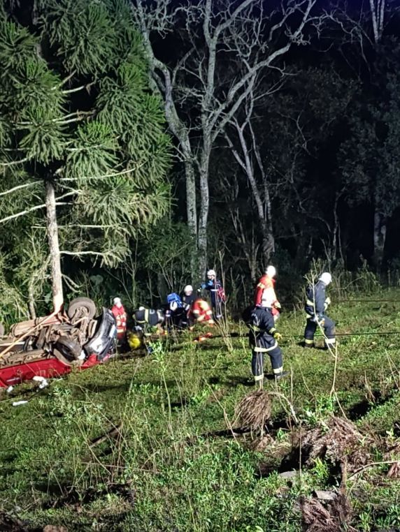 Caminhonete saiu da pista, caiu em um barranco e atingiu uma árvore; passageira morreu e motorista foi resgatado com ferimentos e suspeita de fraturas.