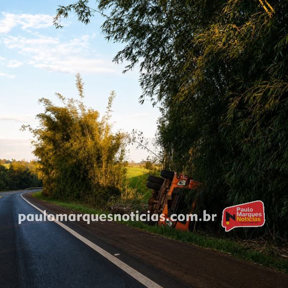 Motorista perdeu o controle da direção, saiu da pista e tombou em um barranco; ele não ficou ferido