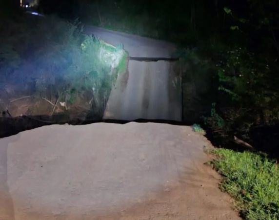 Estrutura caiu no distrito de Suzana na noite desta segunda-feira (17); ninguém ficou ferido