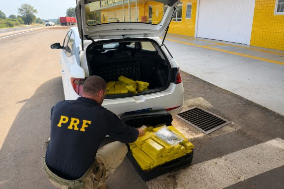 Dupla foi abordada após acompanhamento de veículo e transportava a droga em duas malas no porta-malas