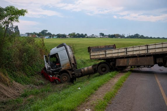 Colisão entre uma carreta e um Fiat Uno ocorreu no final da tarde desta terça-feira (18); trânsito está totalmente interrompido no trecho