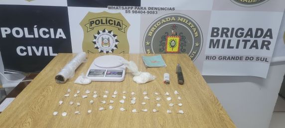 Operação ocorreu nesta terça-feira (18), no Bairro Esperança; aproximadamente 110 gramas de cocaína foram apreendidas, além de balança de precisão e materiais usados no tráfico.