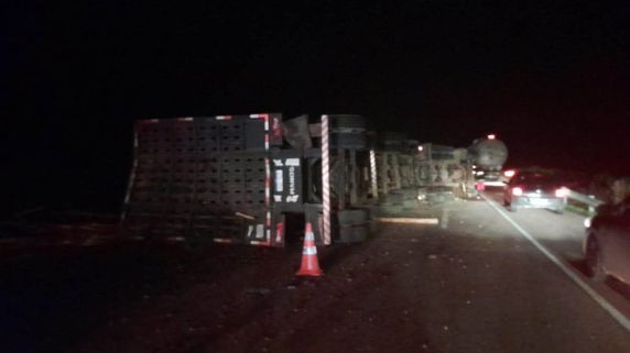 Acidente ocorreu na noite de terça-feira (18), no km 331; vítima foi resgatada e encaminhada ao hospital