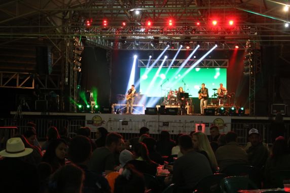 Feira ocorre de 9 a 13 de setembro, em Três de Maio, com shows gratuitos de música nativista, sertanejo, rock, pagode, bandas e bailes para todas as gerações.