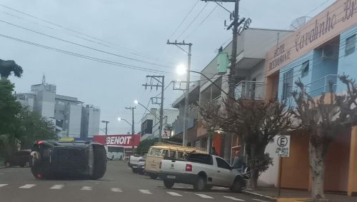 Colisão entre veículos deixa Ford EcoSport tombada no centro de Crissiumal - foto 2
