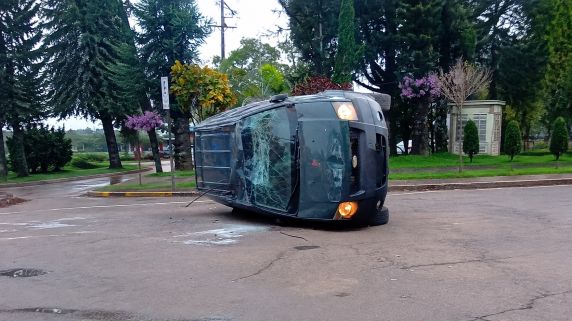 Acidente ocorreu na manhã desta quarta-feira (19), no cruzamento da Avenida Presidente Castelo Branco com a Rua XV de Novembro; ninguém ficou gravemente ferido