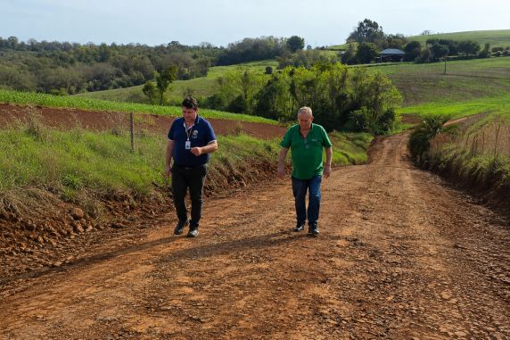 Com a melhora das condições climáticas, Município realiza serviços de encascalhamento em pontos críticos para melhorar a trafegabilidade e facilitar o escoamento da produção agrícola.