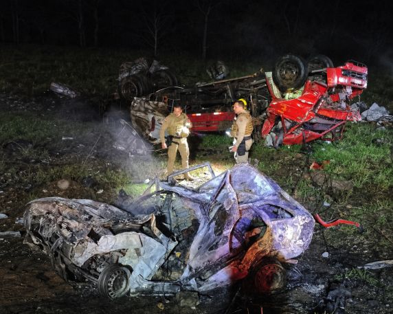 Colisão entre carro e caminhão deixou quatro mortos e provocou incêndio na rodovia entre Campo Erê e São Lourenço do Oeste