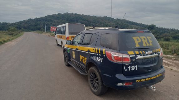 Jovem de 20 anos conduzia veículo escolar contratado pelo município na BR-386; proprietário responderá por entregar a direção a pessoa não habilitada