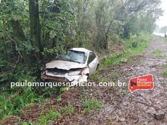 Jovem sofre ferimentos leves após capotar veículo na BR-472, em Três de Maio - foto 3