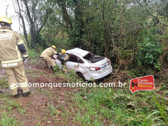 Acidente ocorreu durante a chuva, após o Ford Focus aquaplanar e sair da pista