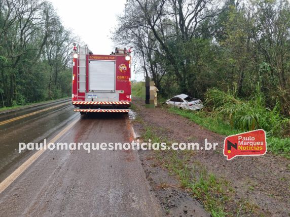 Jovem sofre ferimentos leves após capotar veículo na BR-472, em Três de Maio - foto 4
