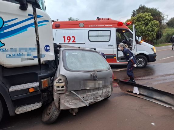 Colisão entre um GM Corsa e uma carreta ocorreu no trevo de acesso à Unijuí, na saída para Catuípe.
