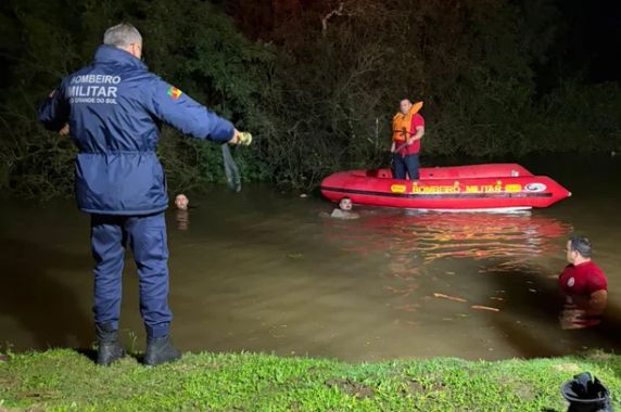 Segundo o Corpo de Bombeiros, curso d'água está com o nível elevado em razão da cheia do Rio Santa Maria