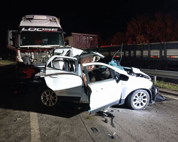 Colisão envolveu dois caminhões, uma EcoSport e uma Saveiro na noite desta quinta-feira (20), em São Cristóvão do Sul